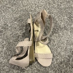 Pennington’s short strappy wedge